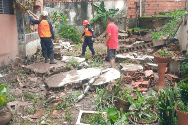 Quebrada La Castra desplomó pared en residencias Grenco