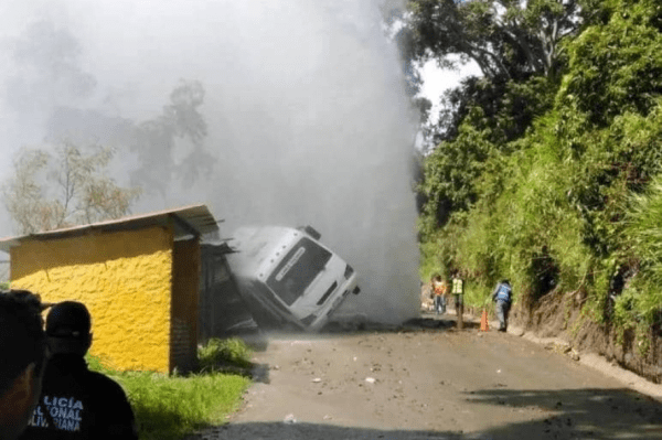 Tubería Matriz que sufrió rotura volteó una camioneta de transporte