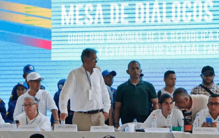 Cese al fuego y diálogo acuerdan Gobierno colombiano y disidencia de las FARC