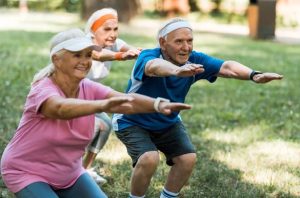 Adultos mayores haciendo ejercicios
