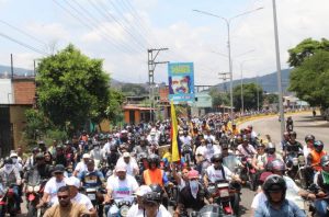 Caravana en apoyo a maduro1