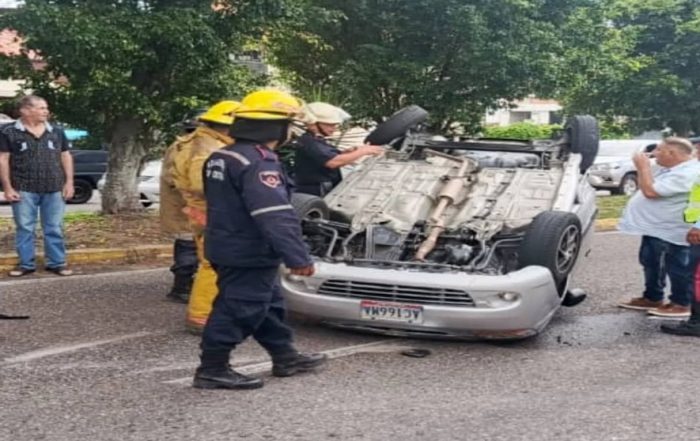 Carro volteado en la Carabobo San Cristóbal Táchira