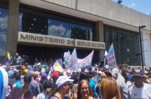 Educadores protestan ante el ministerio de educación