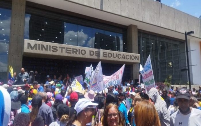 Educadores protestan ante el ministerio de educación