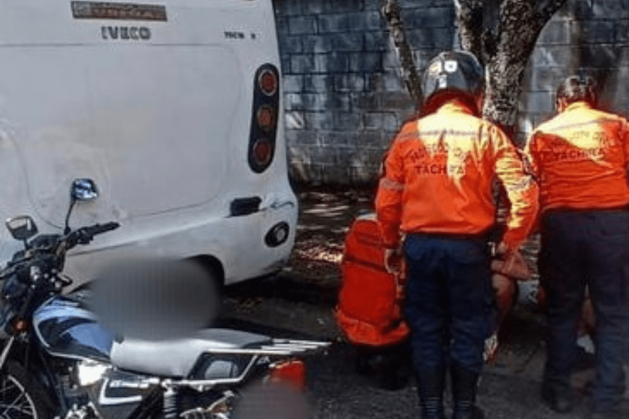 Choque entre moto y autobús dejó dos heridos en la Zona Industrial de Paramillo