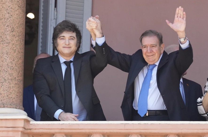 Edmundo Gonzáles junto a Javier Milei en la casa Rosada Argentina foto AP