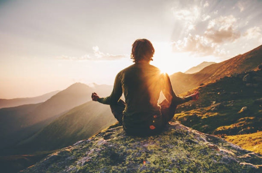 Persona meditando