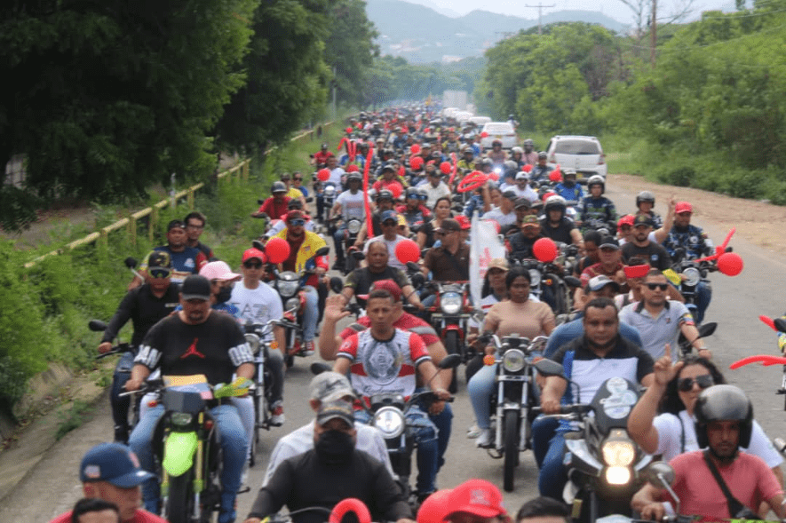 Motorizados oficialista en la frontera