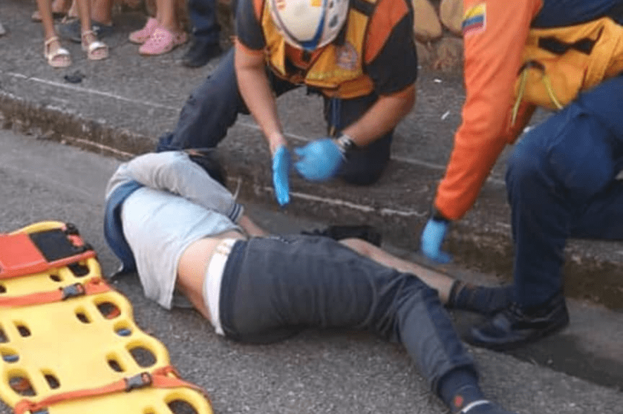 joven presentó fractura en una pierna luego de chocar en su moto